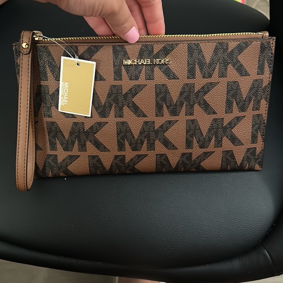 MICHAEL KORS LG ZIP CLUTCH MK
LOGO LUGGAGE MULTI Wristlet - Picture 1 of 8